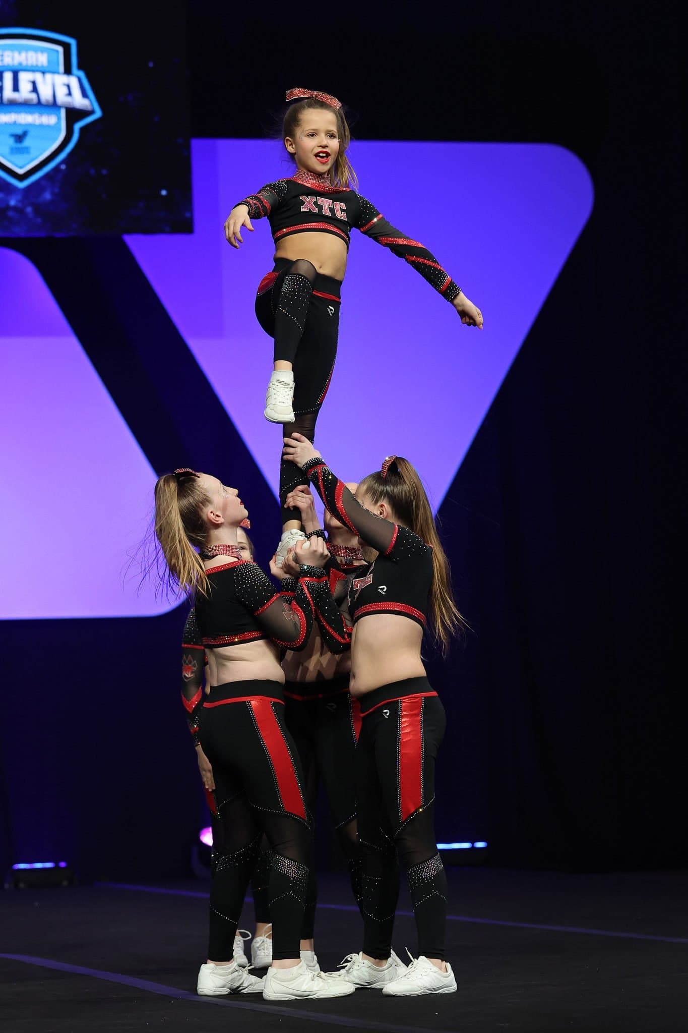 XTREAM Cheerleading Stunt beim Auftritt
